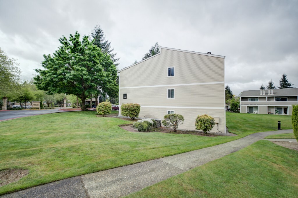 Property Photo:  12450 NE 130th Ct F201  WA 98034 