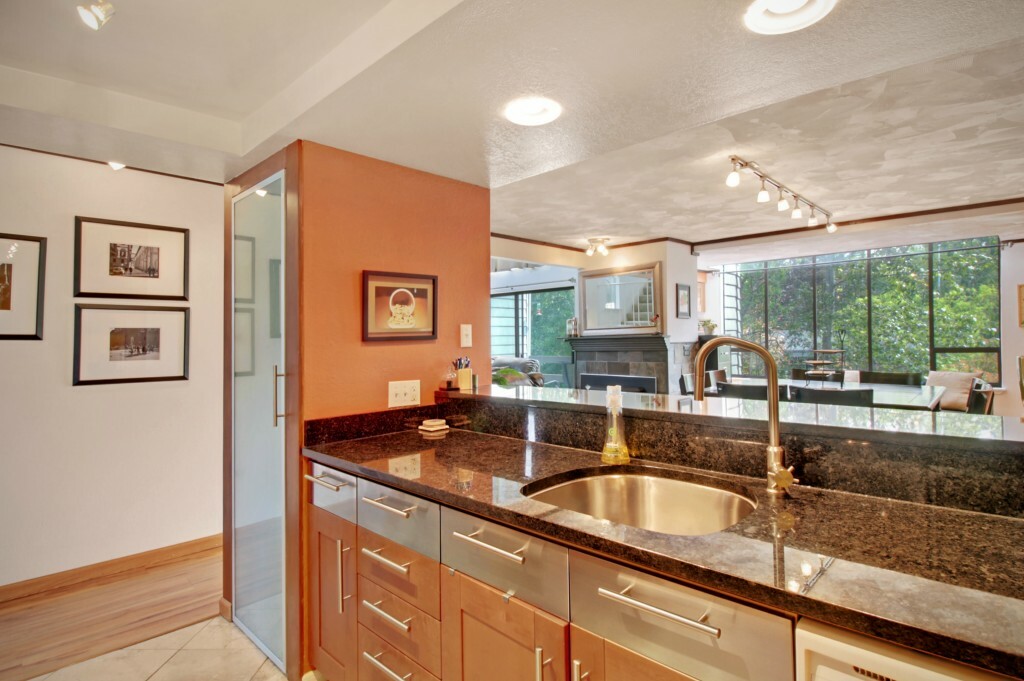 Property Photo: 6 Lake Bellevue Dr 202 WA 98005