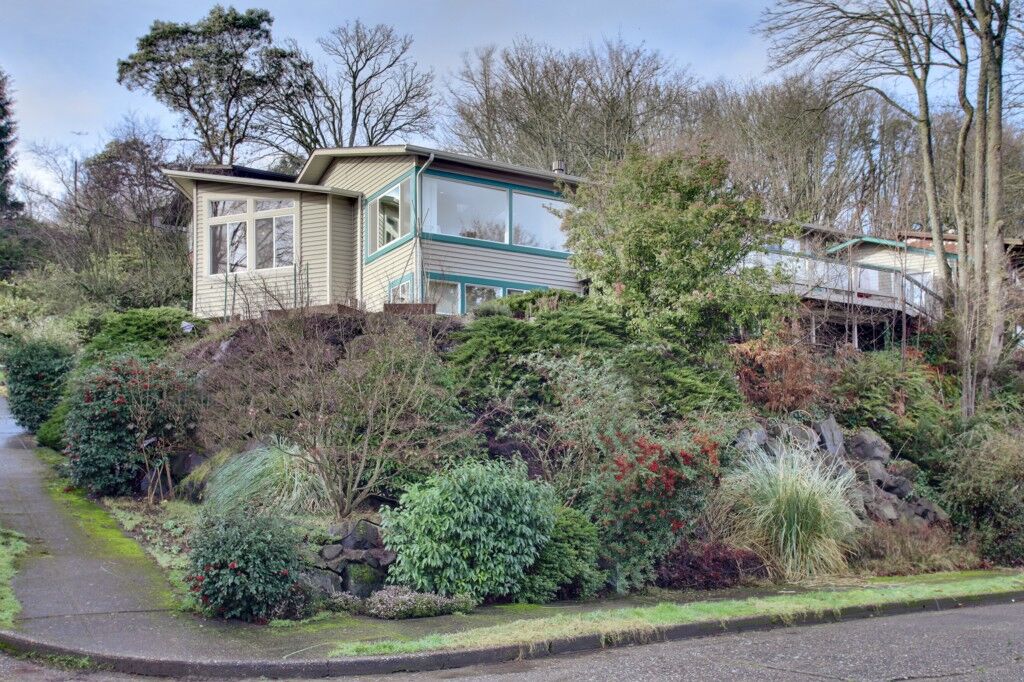 Property Photo:  401 Randolph Ave  WA 98122 