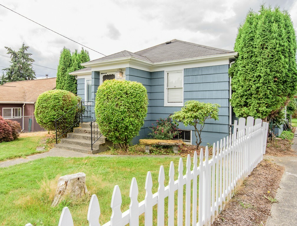 Property Photo:  3035 Trenton Ave  WA 98310 