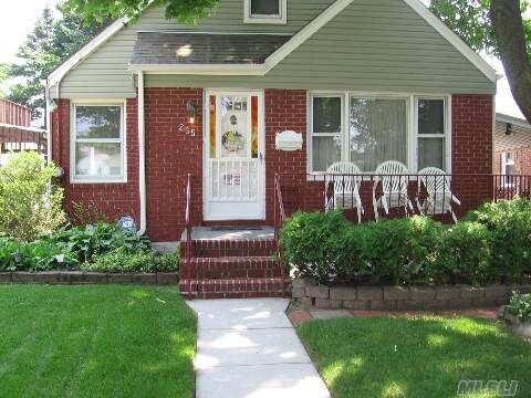 255 Lyon St  Valley Stream NY 11580 photo