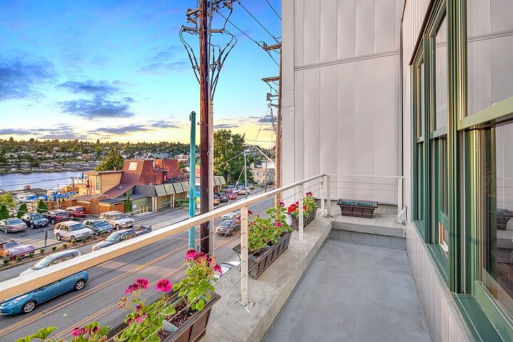 Property Photo: 2920 Eastlake Ave E 310 WA 98102