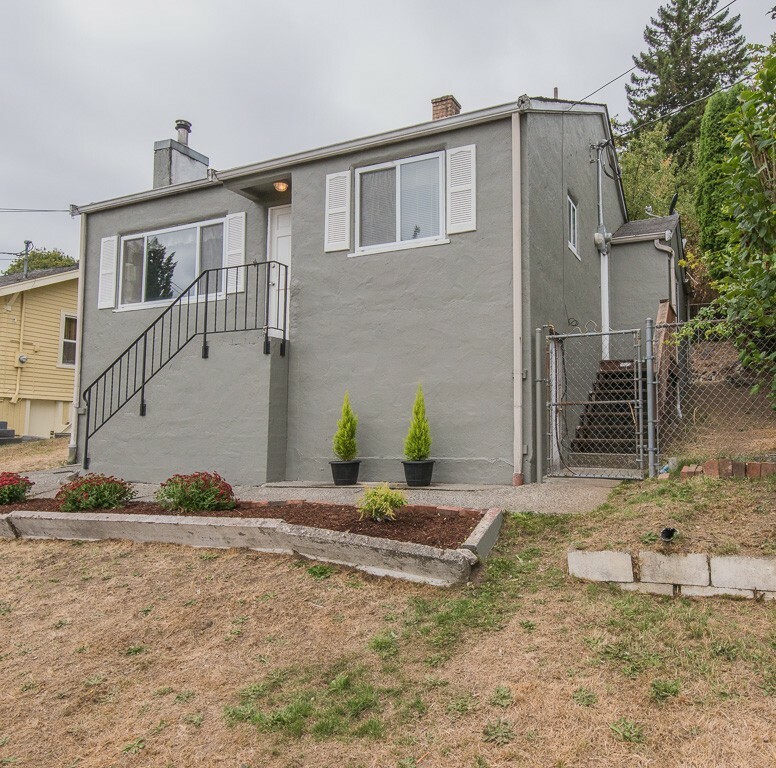 Property Photo:  2103 N Callow Ave  WA 98312 