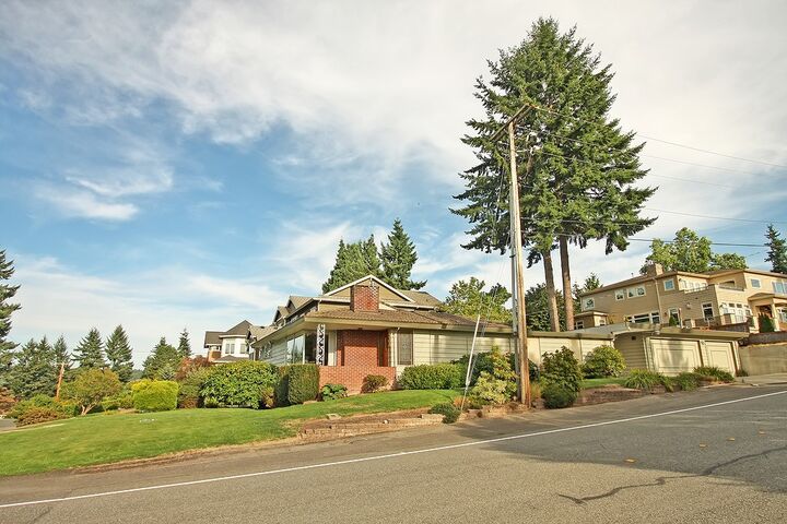 Property Photo:  9803 NE 30th St  WA 98004 