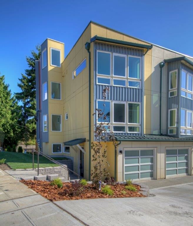7528  43rd Avenue S C  Seattle WA 98118 photo