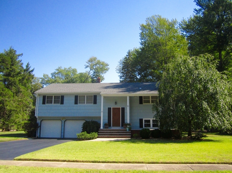 Property Photo:  1 Garden Ct  NJ 07035 