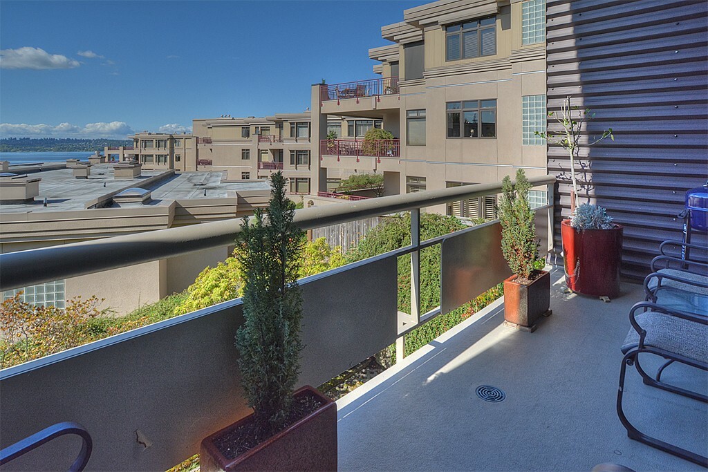 Property Photo: 300 7th Ave S 12 WA 98033