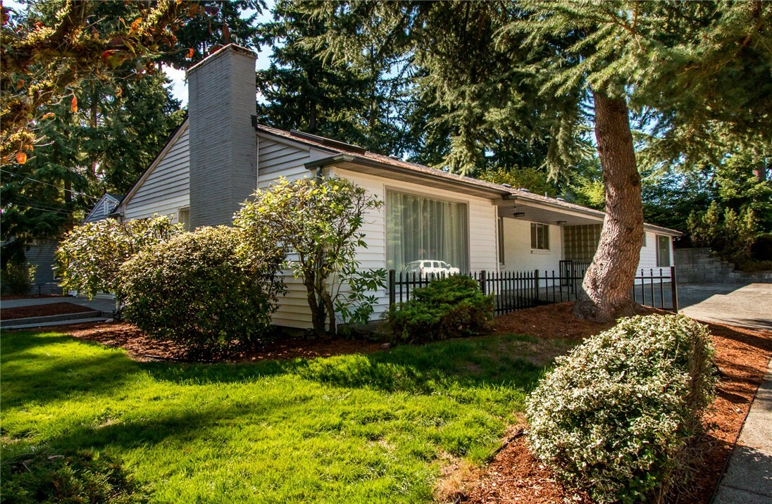 Property Photo:  702 Yale St  WA 98466 