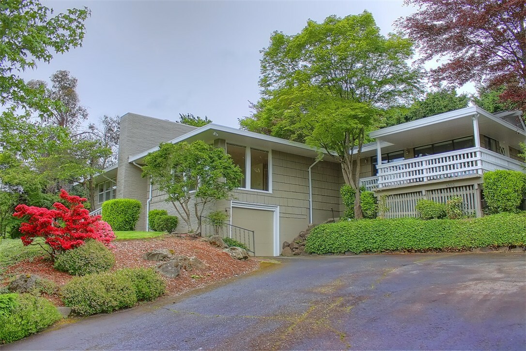 Property Photo:  8300 Overlake Dr W  WA 98039 