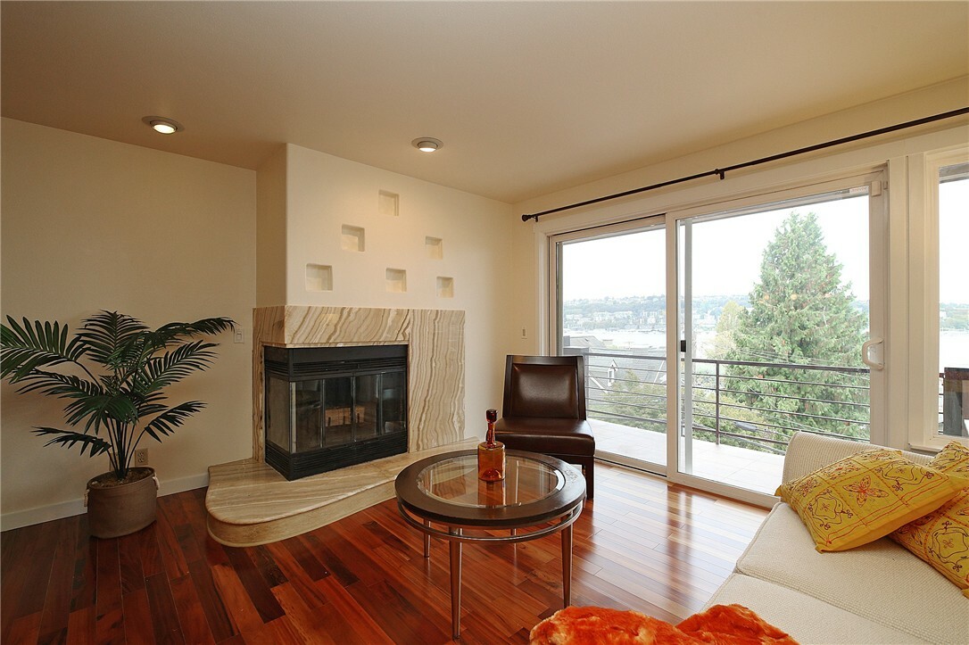 Property Photo:  2611 Eastlake Ave E 303  WA 98102 