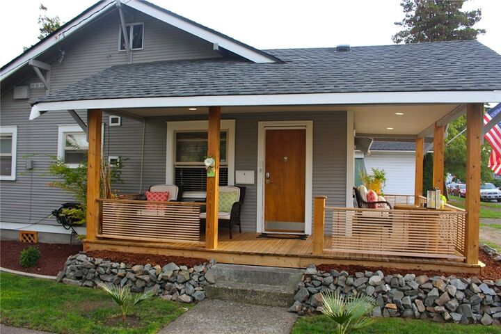 Property Photo:  331 4th St SE  WA 98372 