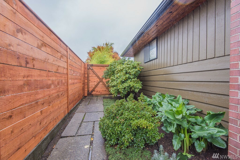 Property Photo:  2221 Trenton Ave  WA 98310 