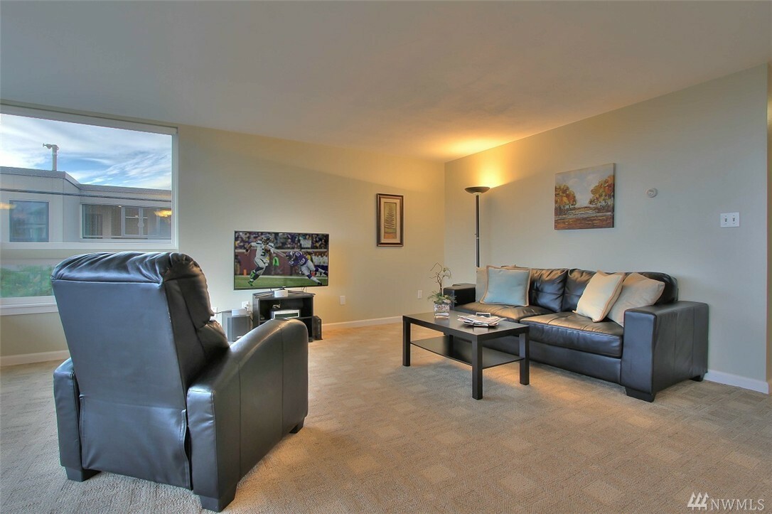 Property Photo:  555 Alder St B4  WA 98020 