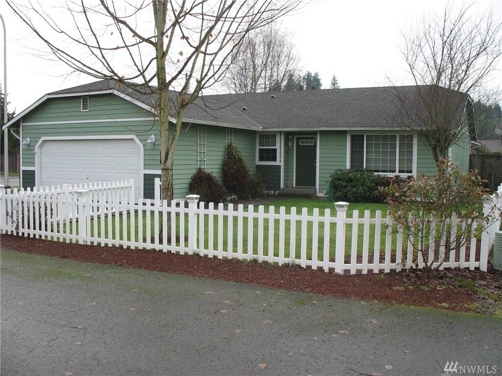 Property Photo: 1924 3rd Ct SE WA 98002