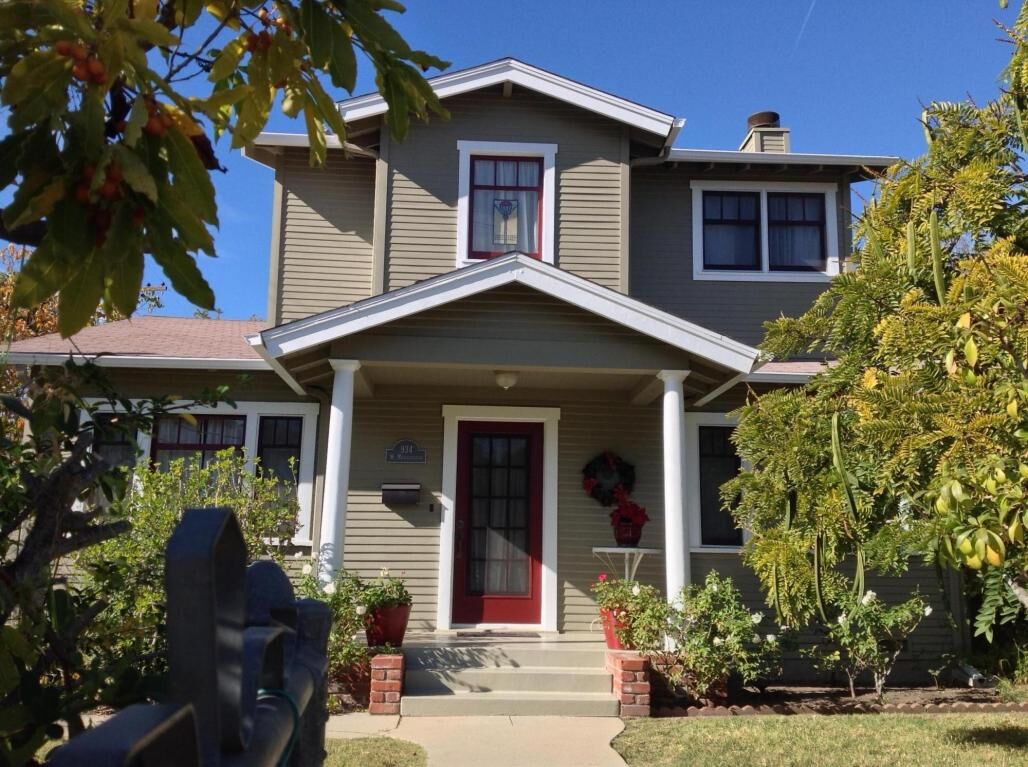 Property Photo:  934 W Micheltorena Street  CA 93101 