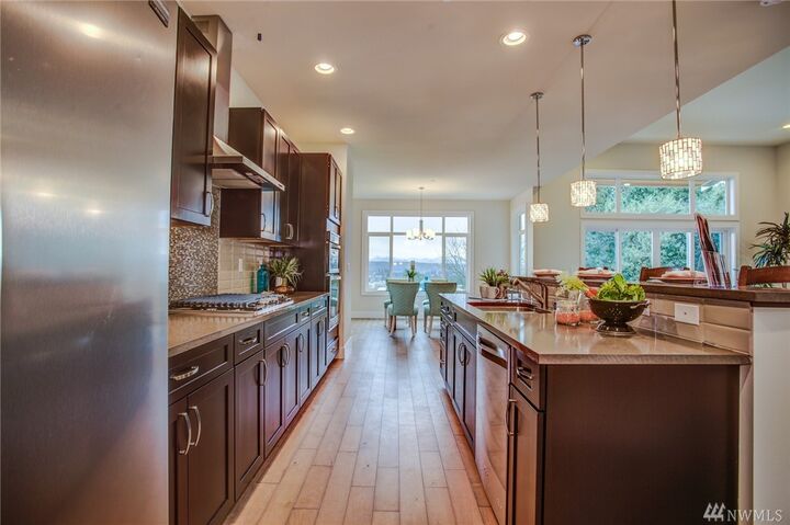 Property Photo: 7704 151st Ave NE 102 WA 98052