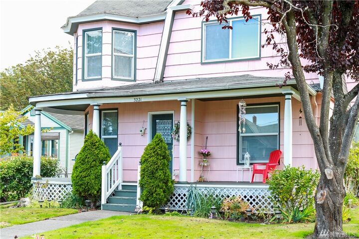 Property Photo:  3221 Kromer Ave  WA 98201 