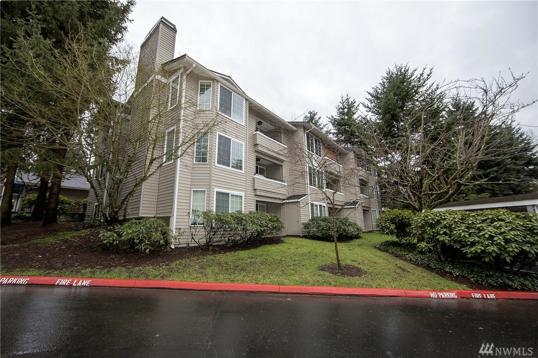 Property Photo:  10004 NE 120th Lane E202  WA 98033 