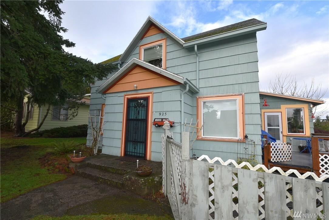 Property Photo:  925 Mason St  WA 98225 