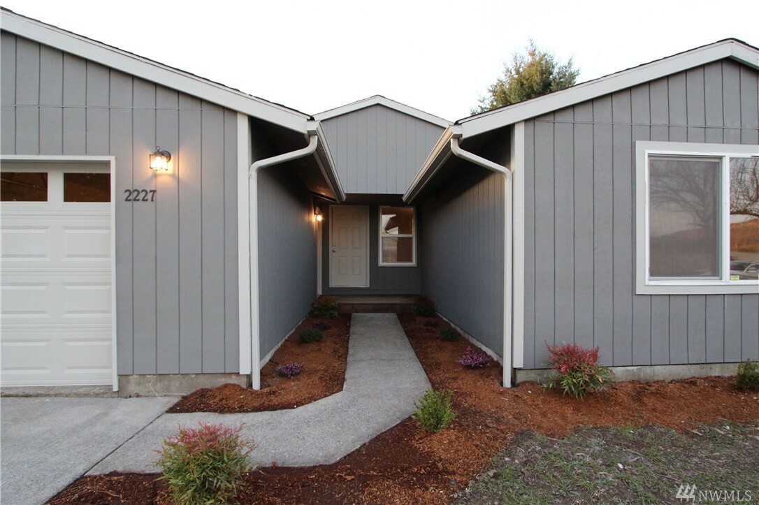 Property Photo:  2227 Robbins St  WA 98632 