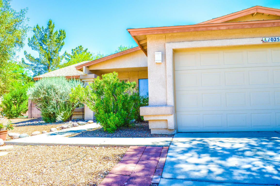 Property Photo: 10255 E Circle Pines Drive AZ 85748