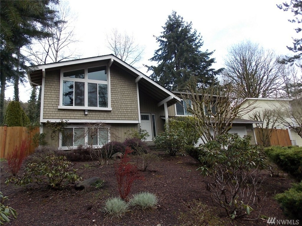 Property Photo:  4914 131st Place SE  WA 98006 