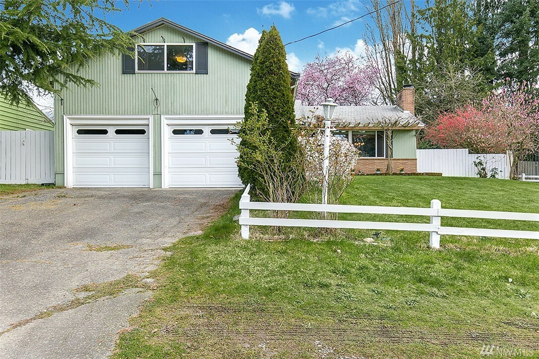 Property Photo:  16712 Corliss Ave N  WA 98133 