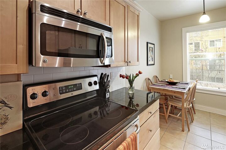 Property Photo: 901 NE 43rd St 202 WA 98105