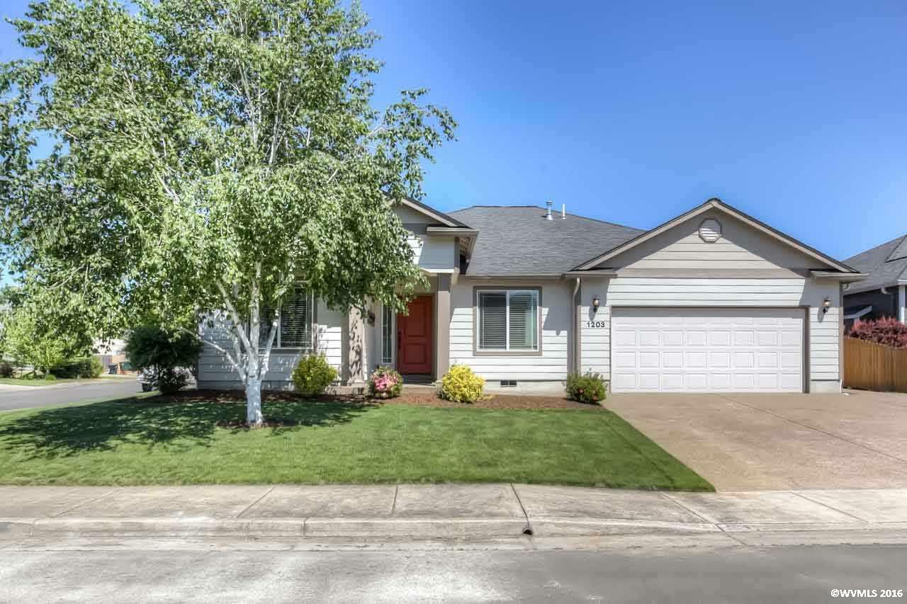 Property Photo: 1203 Filbert St OR 97352