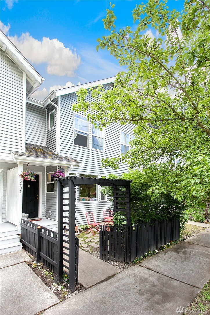 Property Photo:  3405 S Juneau St  WA 98118 