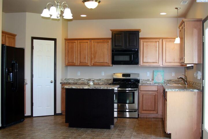 1303 Ela Loop  Grandview WA 98930 photo