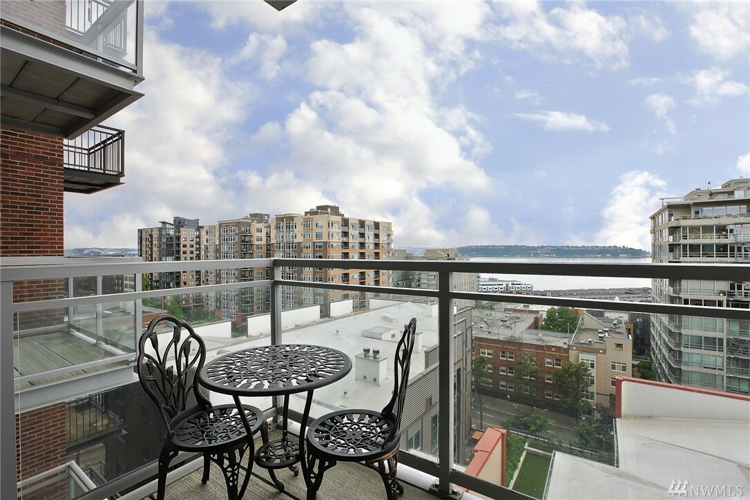 Property Photo:  2911 2nd Ave 911  WA 98121 