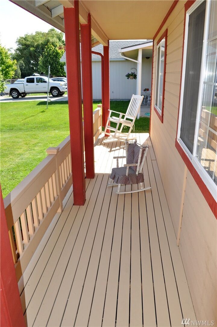 Property Photo:  504 W Illinois Ave  WA 98926 