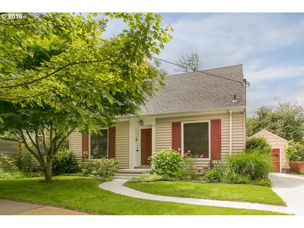 Property Photo:  707 SE 62nd Ave  OR 97215 