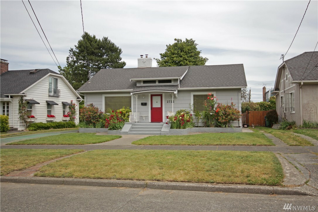 Property Photo:  2722 Belvidere Ave SW  WA 98126 