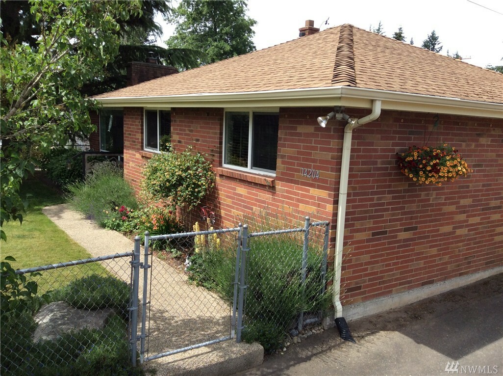 Property Photo: 14204 SE 202nd St WA 98042