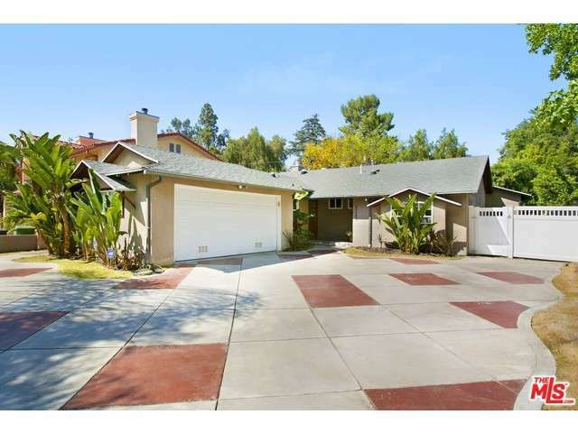 Property Photo:  22263 Avenue San Luis  CA 91364 