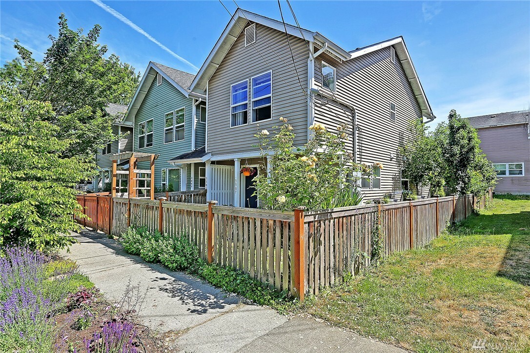 Property Photo:  3307 S Juneau St  WA 98118 