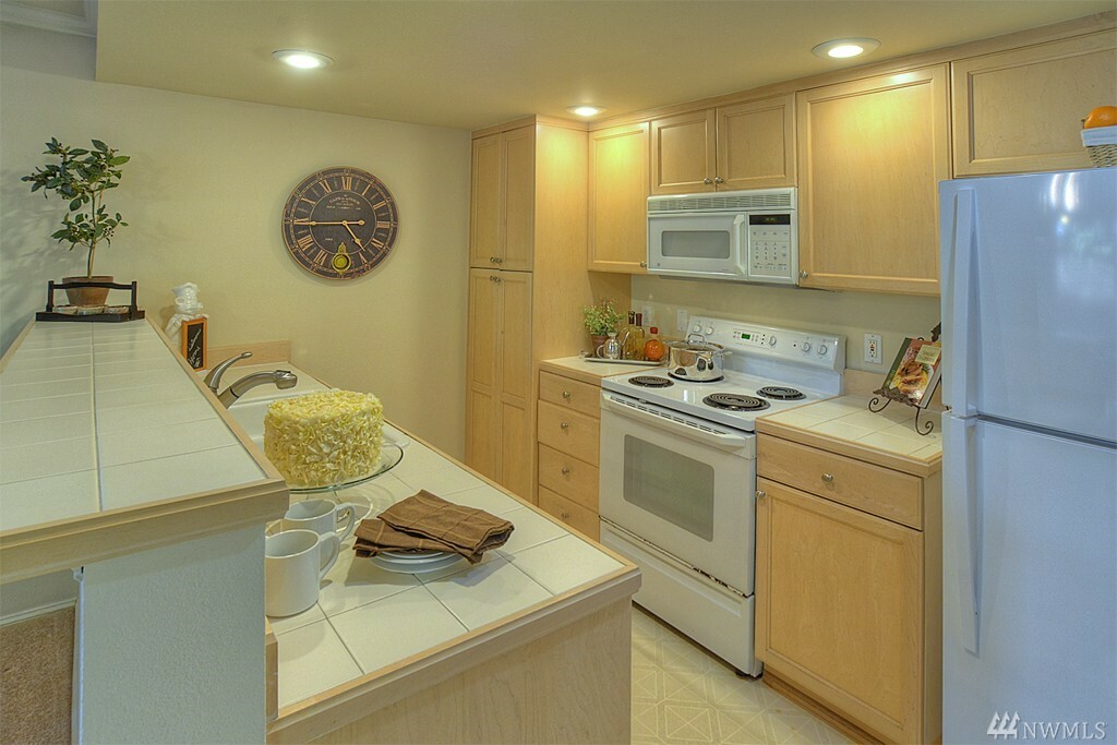 Property Photo: 25235 SE Klahanie Blvd N103 WA 98029