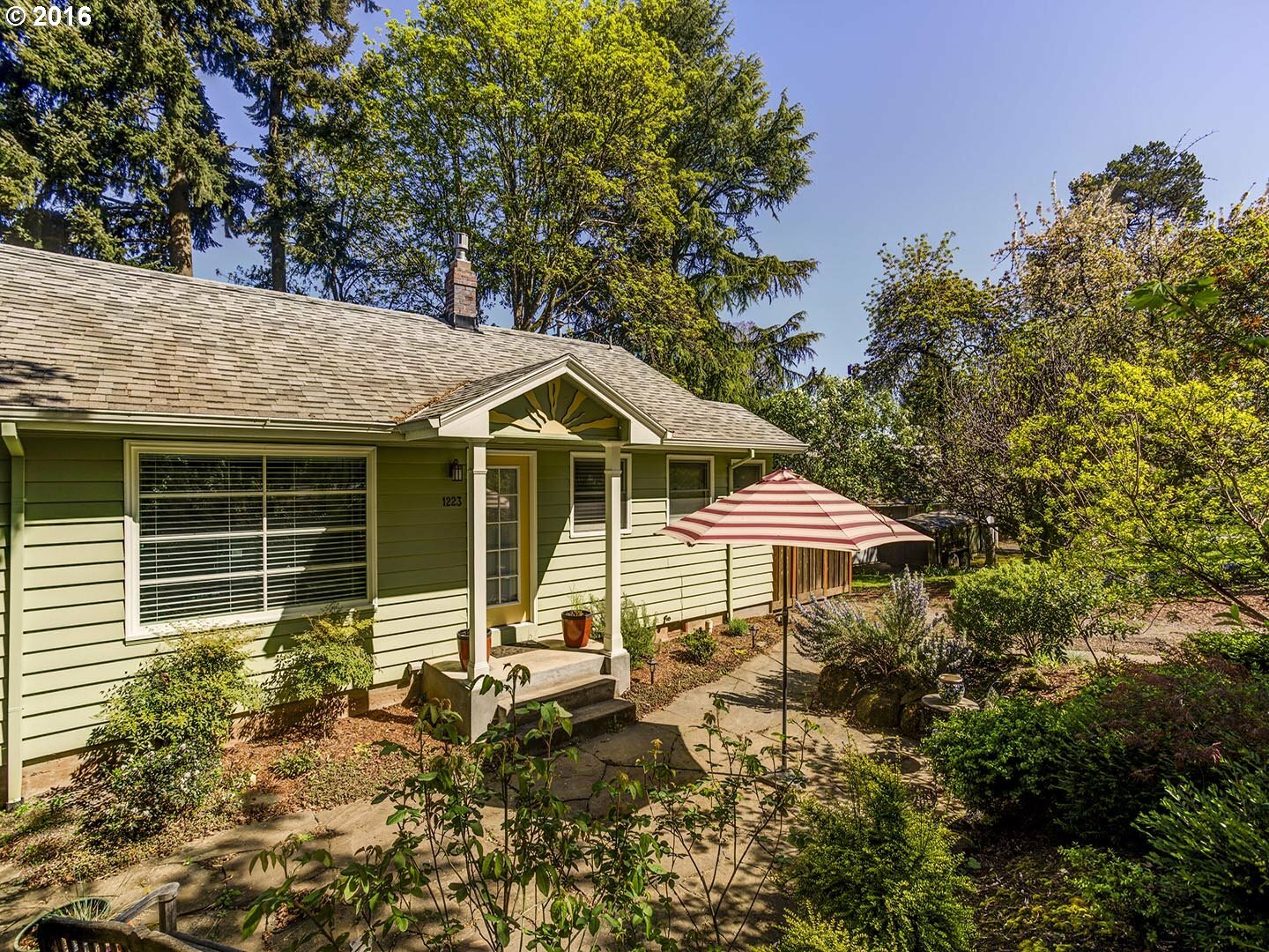 Property Photo:  1223 Hemlock St  OR 97034 