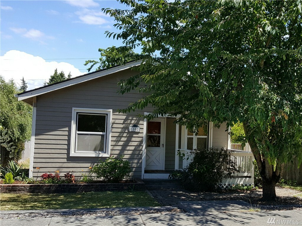 Property Photo:  1102 Franklin St  WA 98225 