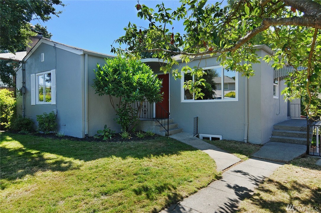 Property Photo:  4213 S Bateman St  WA 98118 