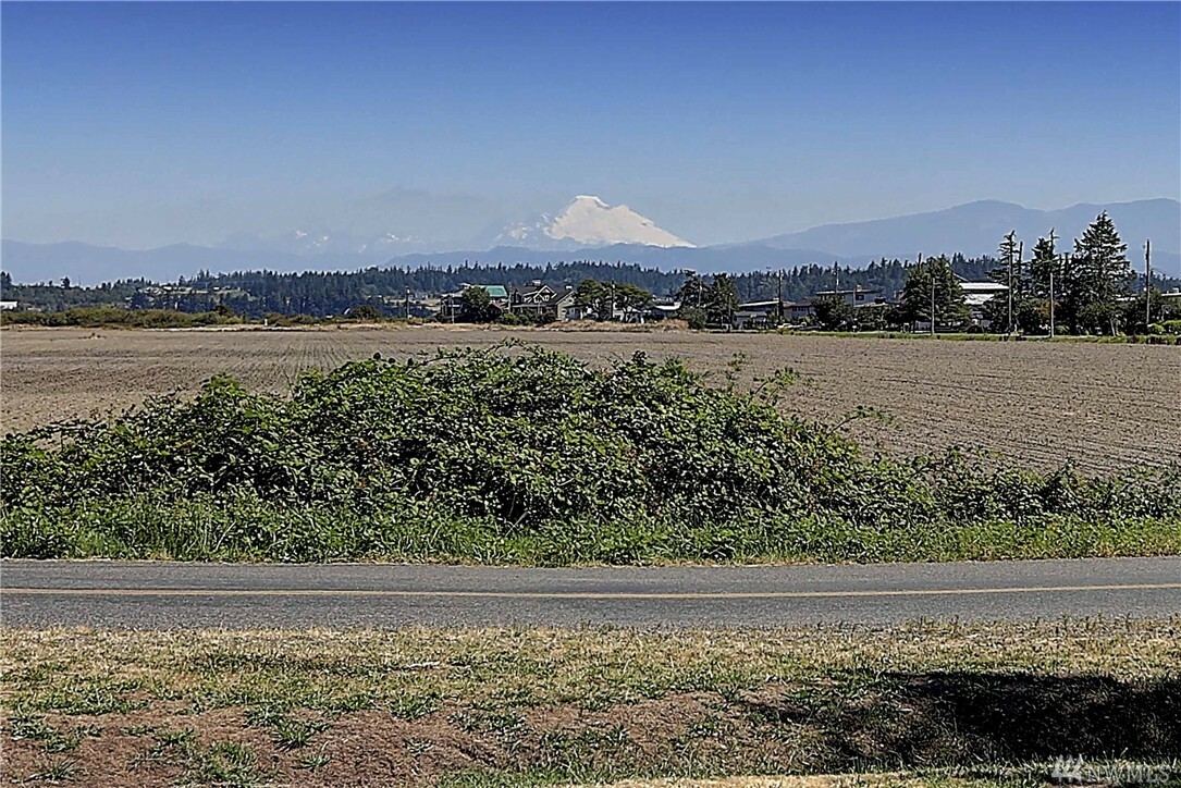 Property Photo: 204 Longbeach Dr WA 98282