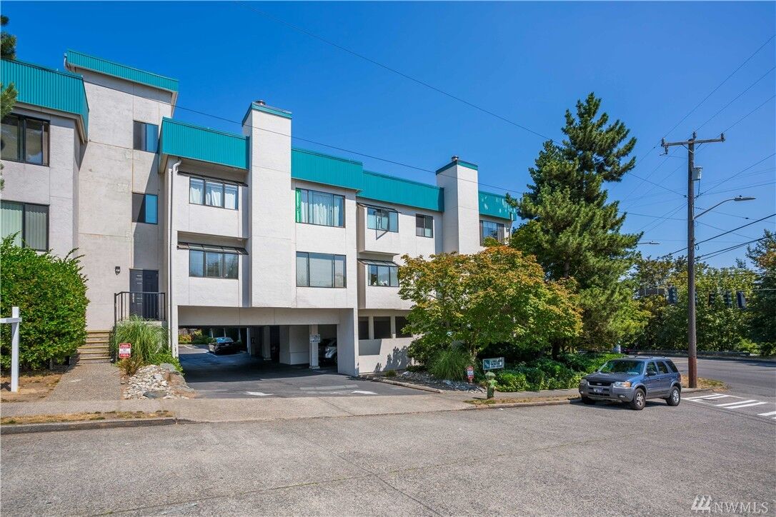 Property Photo: 1740 NE 86th St 206 WA 98115