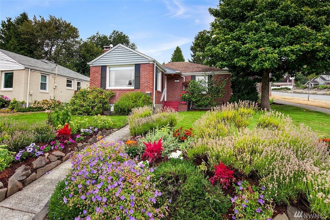Property Photo:  3002 32nd Ave W  WA 98199 