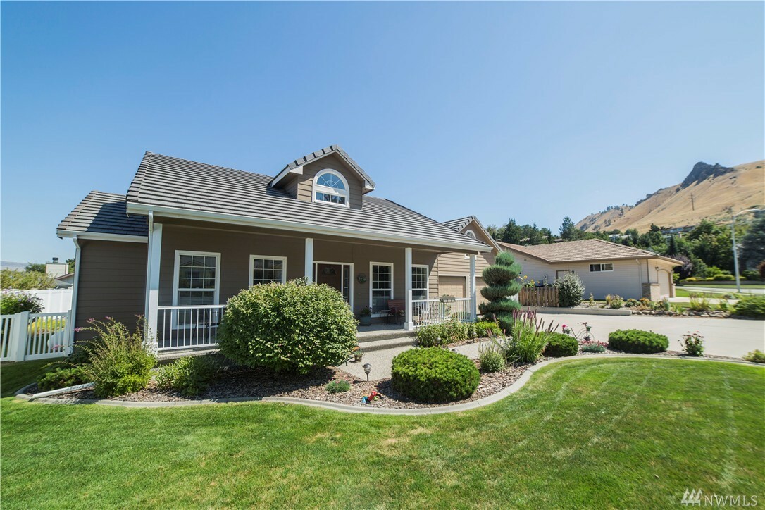 Property Photo:  1725 Windsor Ct  WA 98801 