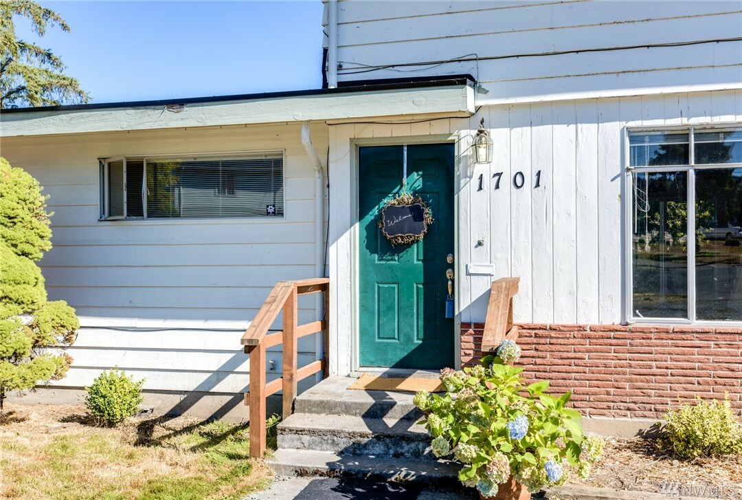 Property Photo:  1701 37th Street  WA 98221 