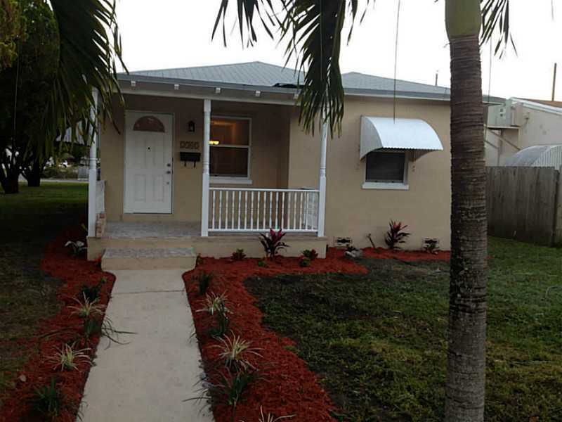 Property Photo:  2502 McKinley St  FL 33020 