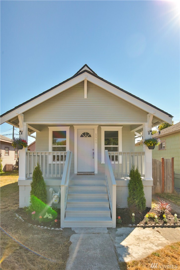Property Photo: 1909 Lombard Ave WA 98201