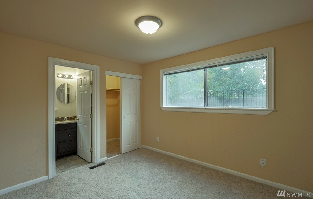 Property Photo: 31125 5th Ave S WA 98003